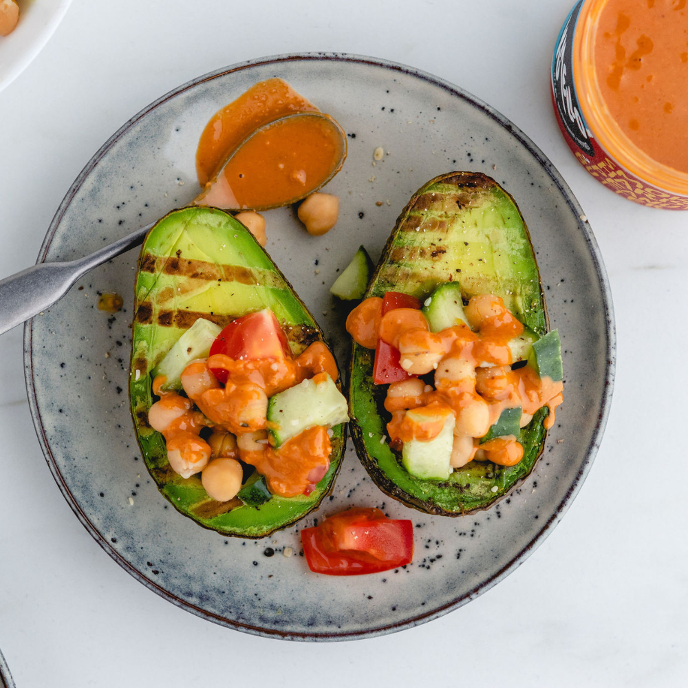 Grilled avocado halves with smoky harissa peanut butter &ndash; Yumello